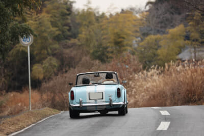 カントリーロードを行く相川さん&松澤さん組の1965年製トライアンフ TR4A