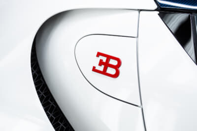 ブガッティ W16ミストラル：アクセントにイタリアン・レッドが採用された