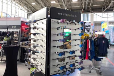 自転車に乗るときのサングラスやウェア類も会場価格で少しお買い得