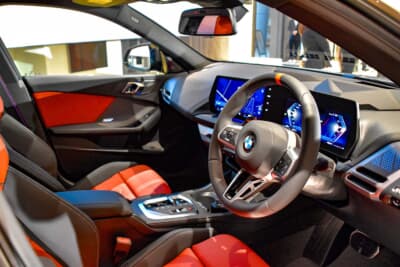 BMW M235 xDrive グランクーペ:BMWカーブド・ディスプレイを採用し、音声もしくはステアリングスイッチで操作が可能なため、ダッシュボード上から物理的なスイッチがほぼなくなった