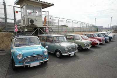 この日は最高気温21度を記録した筑波サーキット。多くのクラシック・ミニの愛好家が「ミニ カーブーツ ミーティング」を楽しんだ
