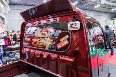 K-BREAKのダイハツ ハイゼットジャンボ 後期型：作業灯はキャビン側に移設。さらにマーシャルのライトカバーを装着している