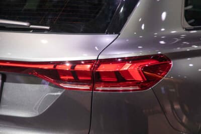 アウディ SQ6 e-tron：第2世代のデジタルOLEDリアライトには、合計360のセグメントを備えた6枚のOLEDパネルを採用