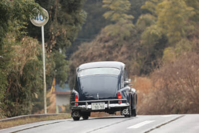 成田市郊外のワインディングを走る1959年製ボルボ PV544。『モーターマガジン』誌1961年8月号、小林彰太郎氏のインプレッションでは、旧式なセダンがMG Aにほとんど匹敵するマキシマムと加速性を持つ高性能で到底信じられない事実と書かれており、父・章二さんが購入するきっかけになったそうだ