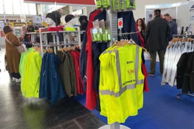 自転車用安全ウェアも販売されています