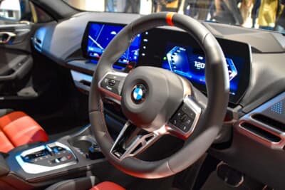 BMW 2シリーズ グランクーペ:ハンズ・オフ機能付き渋滞運転支援機能を搭載し、一定の条件下において、ステアリングから手を離しての走行が可能となる