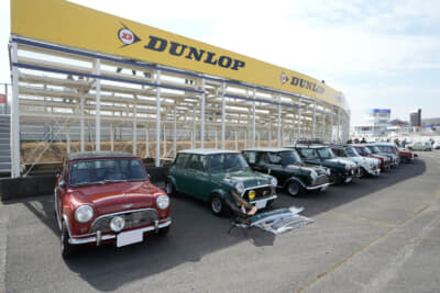 この日は最高気温21度を記録した筑波サーキット。多くのクラシック・ミニの愛好家が「ミニ カーブーツ ミーティング」を楽しんだ