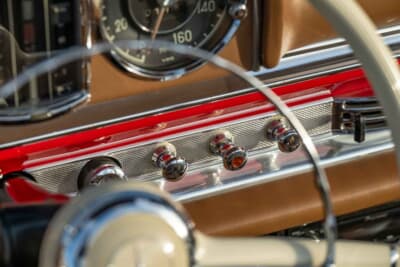 132万5000ドル（邦貨換算約2億670万円）で落札されたメルセデス・ベンツ「300SL ロードスター」（C）Courtesy of RM Sotheby's