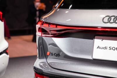 アウディ SQ6 e-tron：スポーティなリアエンド