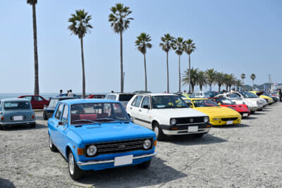 高いヤシの木のある会場は、シチリア島の海辺の田舎街のような雰囲気