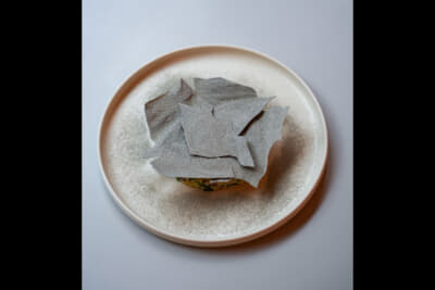 BMW 2シリーズ グランクーペをイメージしたスペシャル・メニュー「マグロとキヌア、アボカドのタルタル仕立て ~ヨーグルトのカモフラージュ~」。CAFÉ & BAR B(カフェ・アンド・バー・ビー)で2025年3月6日〜4月15日までの期間限定で楽しめる