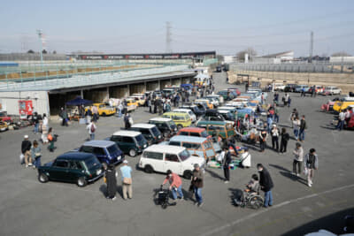 この日は最高気温21度を記録した筑波サーキット。多くのクラシック・ミニの愛好家が「ミニ カーブーツ ミーティング」を楽しんだ