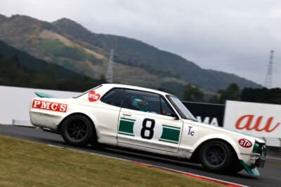 日産スカイライン2000GT：2010年に故・高橋国光氏も徳永さんのハコスカをドライブした