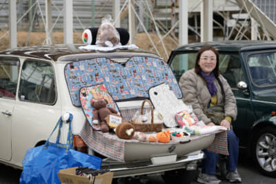 参加者の愛車の周りにそれぞれが持ち寄った不用品（お宝）を並べたフリーマーケットや、世界観を表すディスプレイを施した愛車自慢など、思い思いに楽しんでいた