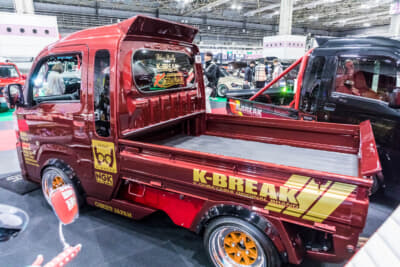 K-BREAKのダイハツ ハイゼットジャンボ 後期型：足まわりには純正車高から70mmダウンまで調整可能なオリジナルの車高調が装着されている