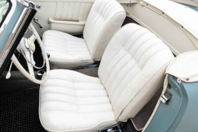 15万6000ドル（邦貨換算約2430万円）で落札されたメルセデス・ベンツ「190SL ロードスター」（C）Bonhams