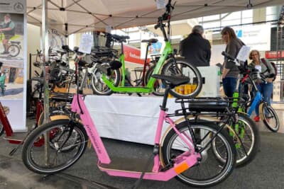 漕がなくても良い自転車なのでしょうか？　それともキックしながら走るのかしら？