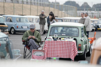 参加者の愛車の周りにそれぞれが持ち寄った不用品（お宝）を並べたフリーマーケットや、世界観を表すディスプレイを施した愛車自慢など、思い思いに楽しんでいた