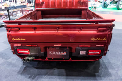 K-BREAKのダイハツ ハイゼットジャンボ 後期型：リアのスリットスポイラーと呼ばれるアンダーディフューザーが備わる