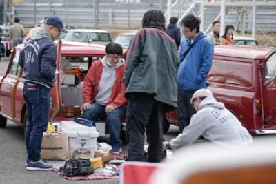 参加者の愛車の周りにそれぞれが持ち寄った不用品（お宝）を並べたフリーマーケットや、世界観を表すディスプレイを施した愛車自慢など、思い思いに楽しんでいた