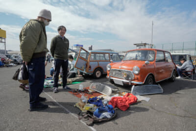 参加者の愛車の周りにそれぞれが持ち寄った不用品（お宝）を並べたフリーマーケットや、世界観を表すディスプレイを施した愛車自慢など、思い思いに楽しんでいた