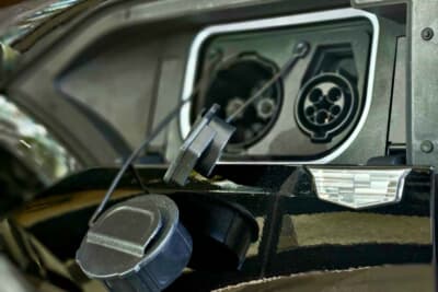 キャデラック リリック：助手席側のフロントフェンダー後方に充電用リッドを配置