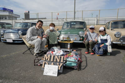 参加者の愛車の周りにそれぞれが持ち寄った不用品（お宝）を並べたフリーマーケットや、世界観を表すディスプレイを施した愛車自慢など、思い思いに楽しんでいた