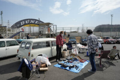 参加者の愛車の周りにそれぞれが持ち寄った不用品（お宝）を並べたフリーマーケットや、世界観を表すディスプレイを施した愛車自慢など、思い思いに楽しんでいた