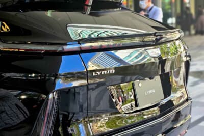 キャデラック リリック：1967年式の「エルドラド」をモチーフとしたテールランプなどを採用するリアビュー