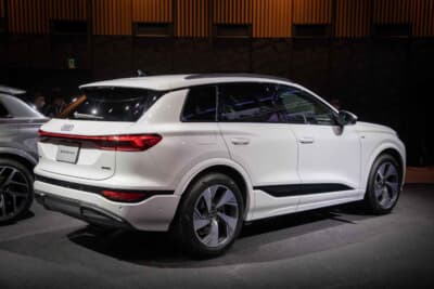 アウディ Q6 e-tron：リアエンドはダイナミックに絞り込んでいる