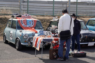 参加者の愛車の周りにそれぞれが持ち寄った不用品（お宝）を並べたフリーマーケットや、世界観を表すディスプレイを施した愛車自慢など、思い思いに楽しんでいた