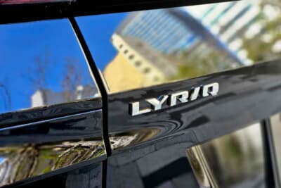 キャデラック リリック：リアの左側にエンブレムを備える