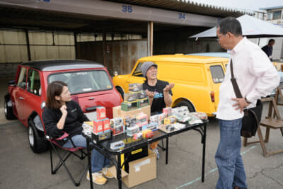 参加者の愛車の周りにそれぞれが持ち寄った不用品（お宝）を並べたフリーマーケットや、世界観を表すディスプレイを施した愛車自慢など、思い思いに楽しんでいた