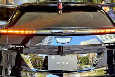 キャデラック リリック：特徴ある形状のリアコンビネーションランプを備える