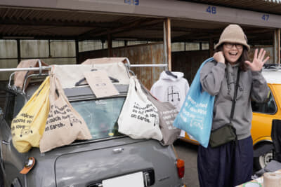 参加者の愛車の周りにそれぞれが持ち寄った不用品（お宝）を並べたフリーマーケットや、世界観を表すディスプレイを施した愛車自慢など、思い思いに楽しんでいた