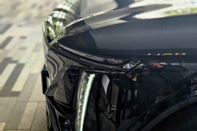 キャデラック オプティック：9個のLEDユニットを組み合わせた「スリムラインLED バーティカル ヘッドランプ」