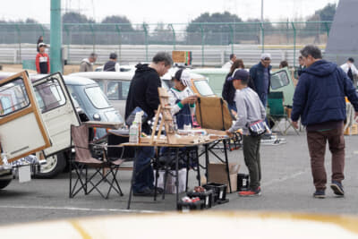 参加者の愛車の周りにそれぞれが持ち寄った不用品（お宝）を並べたフリーマーケットや、世界観を表すディスプレイを施した愛車自慢など、思い思いに楽しんでいた