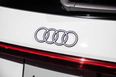 アウディ Q6 e-tron：前後には4リングスマークが備わる