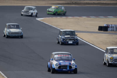 この日のメインイベントはスーパーバトルオブミニ（SBoM）だ。チューニングなどの度合いに合わせた各クラスの白熱したレースが行われた。改めて愛車であるクラシック・ミニの持つポテンシャルを目の当たりにして嬉しくなるだろう