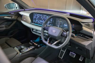 アウディ Q6 e-tron：インテリアに目を向けると、局面デザインを採用したMMIパノラマディスプレイと10.9インチのMMIパッセンジャーディスプレイが目を引く