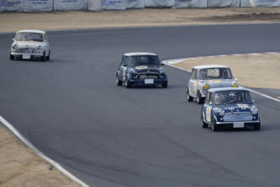 この日のメインイベントはスーパーバトルオブミニ（SBoM）だ。チューニングなどの度合いに合わせた各クラスの白熱したレースが行われた。改めて愛車であるクラシック・ミニの持つポテンシャルを目の当たりにして嬉しくなるだろう