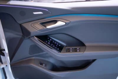 アウディ Q6 e-tron：ドアにはドライビングポジションメモリー機能、ミラー調整などの機能が備わる