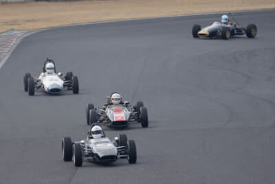 スーパーバトルオブミニ（SBoM）で行われている1960年代の葉巻型フォーミュラカーレースもシリーズ戦も見応え十分。フォーミュラーフォードの一団が第2ヘアピンを抜けダンロップへアプローチ、マーリンに2世代タイタンが続く