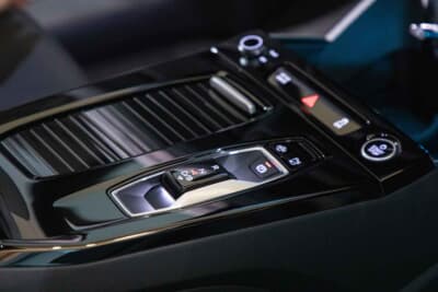 アウディ Q6 e-tron：センターコンソールにはシフトセレクターとドリンクホルダーが備わる