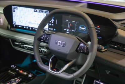 アウディ Q6 e-tron：D型ステアリングを採用