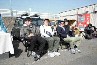 1日をマイペースで楽しむクラシック・ミニのオーナーたち、笑顔から「ミニ カーブーツ ミーティング」の楽しさが伝わってくる