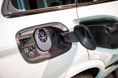 アウディ Q6 e-tron：充電キャップは電動で開く