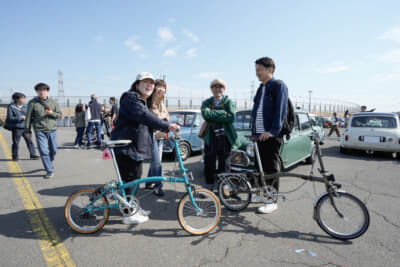 クラシック・ミニと同じく英国製の折りたたみ自転車ブロンプトンを持ち込む参加者たち