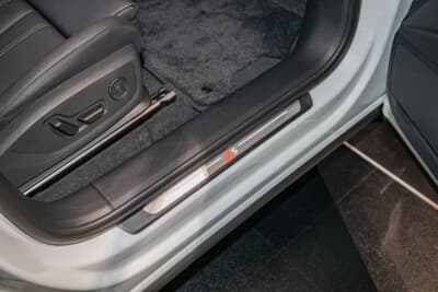 アウディ Q6 e-tron：S lineのキッキングプレートが装着される