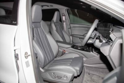 アウディ Q6 e-tron：シートには、レザーフリーマテリアルを採用